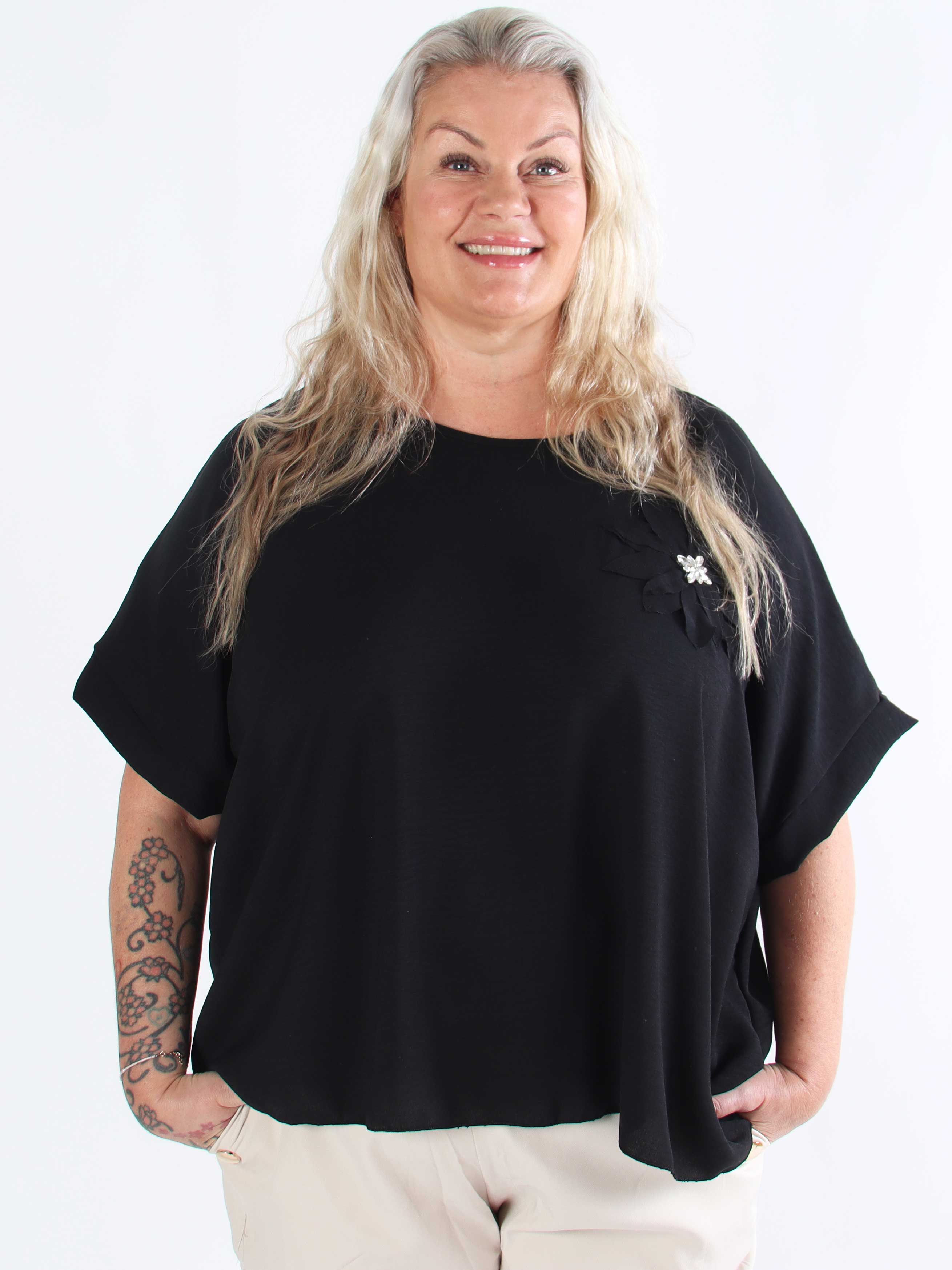 Tabisha - Plus size tunika med blomst og similisten på brystet